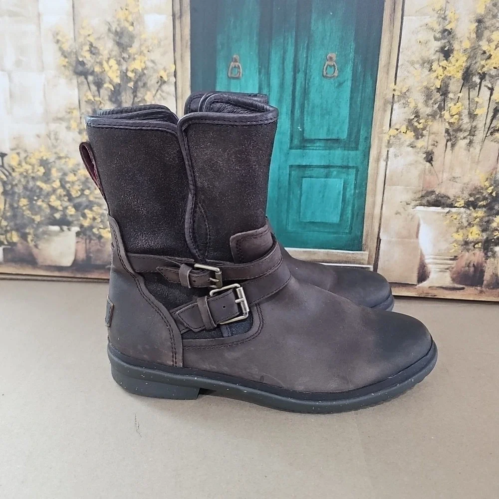 UGG Simmens‎ Winter Boots Women's Size 10 Brown Leather Waterproof Buckle Strap